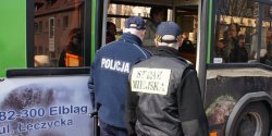 Policjanci dzielnicowi w autobusach, na terenie ogrod�w dzia�kowych oraz w parkach