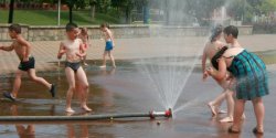 Dla och�ody i zabawy. Na Placu Jagiello�czyka dzia�a kurtyna wodna 