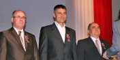 Herb miasta na tle odznaki. Nowy sztandar dla elbląskich policjantów 