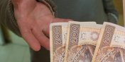 Oszukali go pokazujc saszetk z dolarami
