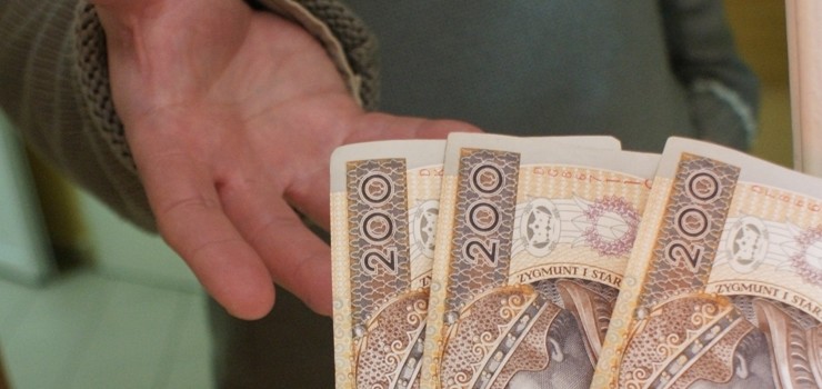 Oszukali go pokazujc saszetk z dolarami
