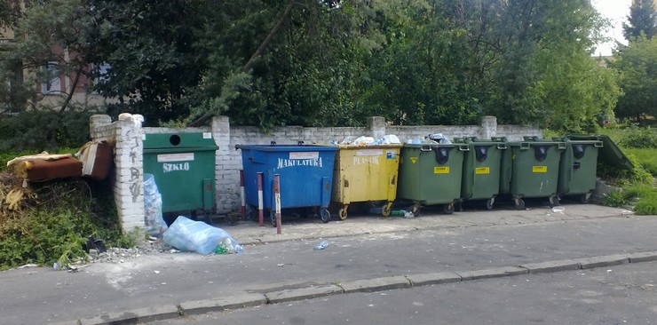 Śmieci jak dziecięce latawce. Czy ktoś nad tym panuje? 