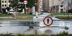 Przej�cie dla pieszych pozostanie zamkni�te