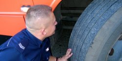 Policjanci kontroluj� gimbusy