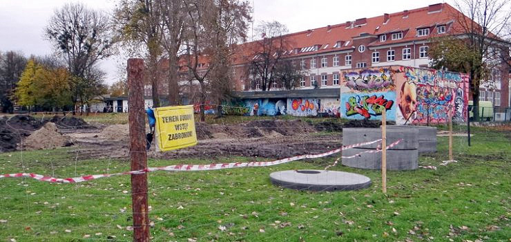 Ruszyła budowa skateparku