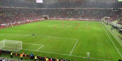 Elbl�scy kibice dopingowali Polak�w na PGE Arena
