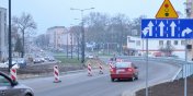 Uwaga na bdny znak kierunku na drodze