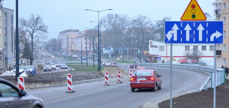 Uwaga na bdny znak kierunku na drodze