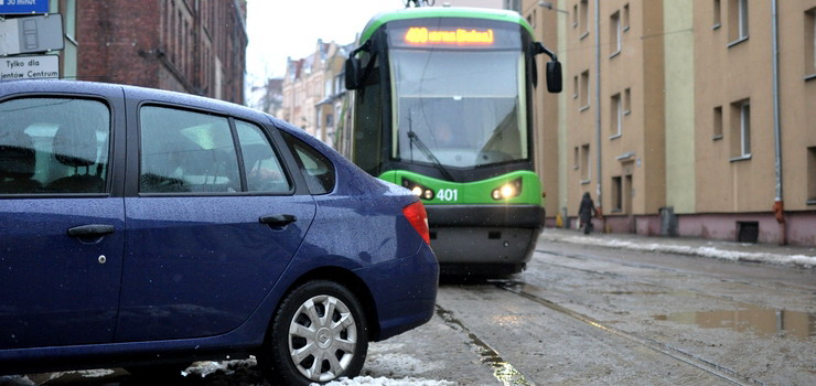 Przez le zaparkowany samochd stano  pi tramwajw 