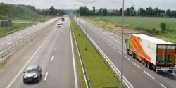 Utrudnienia w ruchu na S7 - TIR wpad� do rowu