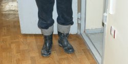Zaatakowa� lekarza... gumofilcem