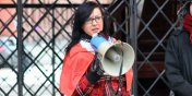 Manifestacja pod Bram Targow z garstk elblan w tle