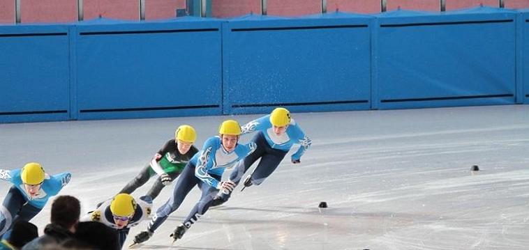 Klub Sportowy Orze z medalami Mistrzostw Polski w short tracku