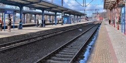 Przechodzi� w niedozwolonym miejscu. Zgin�� potr�cony przez poci�g