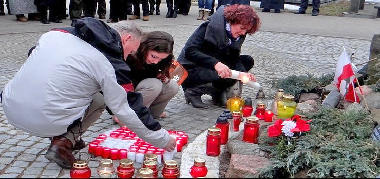 Mimo niewyjanionych okolicznoci katastrofy smoleskiej, elblanie upamitniaj pami ofiar tragedii - zobacz zdjcia