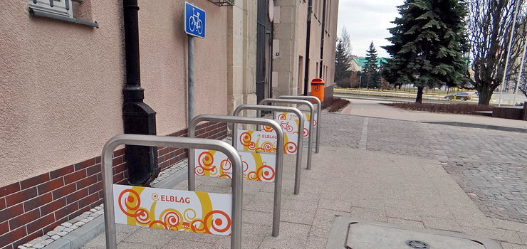 Elbląg się promuje. Logo Miasta pojawiło się na stojakach rowerowych
