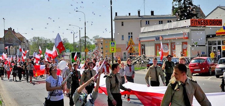 Biało-czerwony Elbląg na Dzień Flagi 