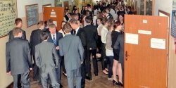 Bezrobocie w Polsce - czyli co po studiach? A elbl�scy maturzy�ci marz�...