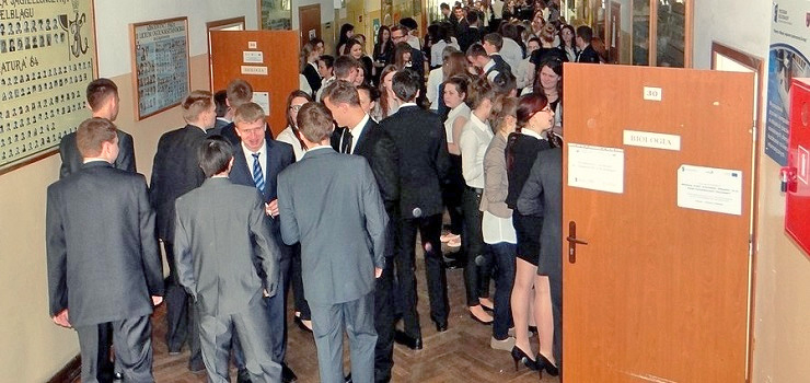 Bezrobocie w Polsce - czyli co po studiach? A elbląscy maturzyści marzą...