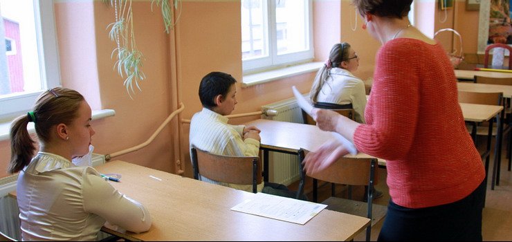 Pracownicy administracji i obsugi w elblskich placwkach owiatowych protestuj