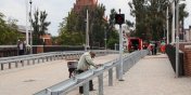 Mosty, ktre rodziy si w blach – niekoczca si opowie z gorzkim moraem