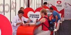 Na placu Jagiello�czyka bezp�atnie badali swoje zdrowie. Akcja 