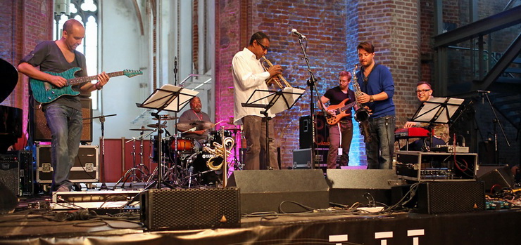 Dialog trąbki z saksofone przy akompaniamencie bębnów zdominował drugi dzień Jazzbląga