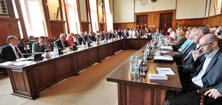 Czego dotycz interpelacje radnych? Jak komentuje te pomysy prezydent?