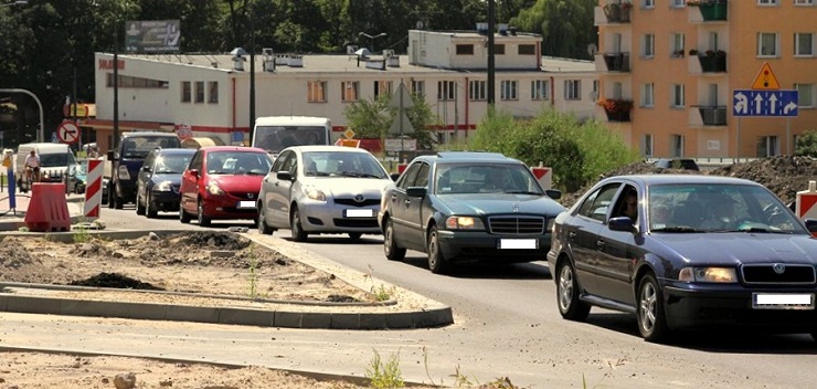 Stopniowe usprawnienie ruchu na miejskich drogach. Nowością będzie podpięcie skrzyżowań do sieci światłowodowej