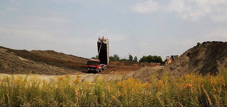 Materiały z rozbudowy CH Ogrody są wywożone na Modrzewinę