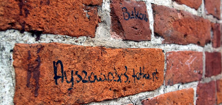 Akt wandalizmu na elblskim zabytku? Kto pomalowa mur Bramy Targowej? (aktualizacja)
