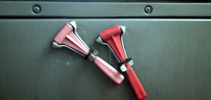 Młotki bezpieczeństwa. W autobusie musisz się dobrze rozejrzeć, zanim go znajdziesz