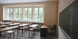 Uczniowie Gimnazjum nr 5 dopiero w padzierniku zasid w awkach odnowionego budynku przy ul. Agrykola 6