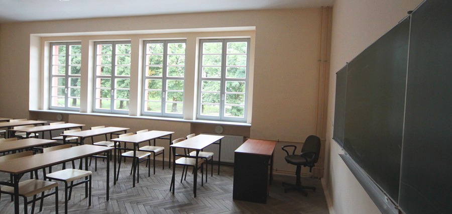 Uczniowie Gimnazjum nr 5 dopiero w październiku zasiądą w ławkach odnowionego budynku przy ul. Agrykola 6