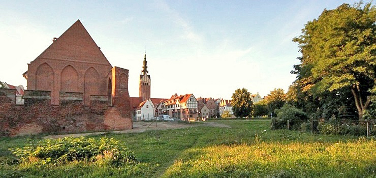 Stalowa żyrafa, las słupów i tam-tamy. Kreatywne podwórko na starówce pokaże, co mu w duszy gra