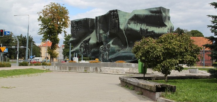 Plac Konstytucji niegdyś miejsce spotkań mieszkańców. Dziś niewiele osób tam zagląda