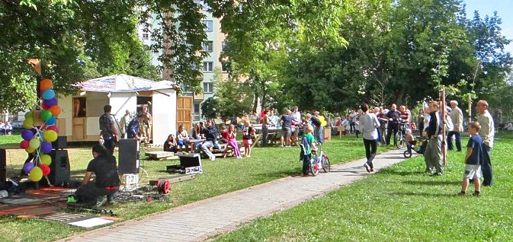 Rock, domowe wypieki i lemoniada u Pasożyta na parapetówce - zobacz zdjęcia