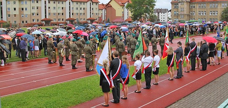W deszczu przywitaliśmy nowy rok szkolny - zobacz zdjęcia
