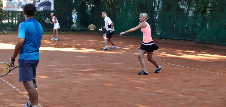 „Wesoły debelek” z nocnym finałem na kortach