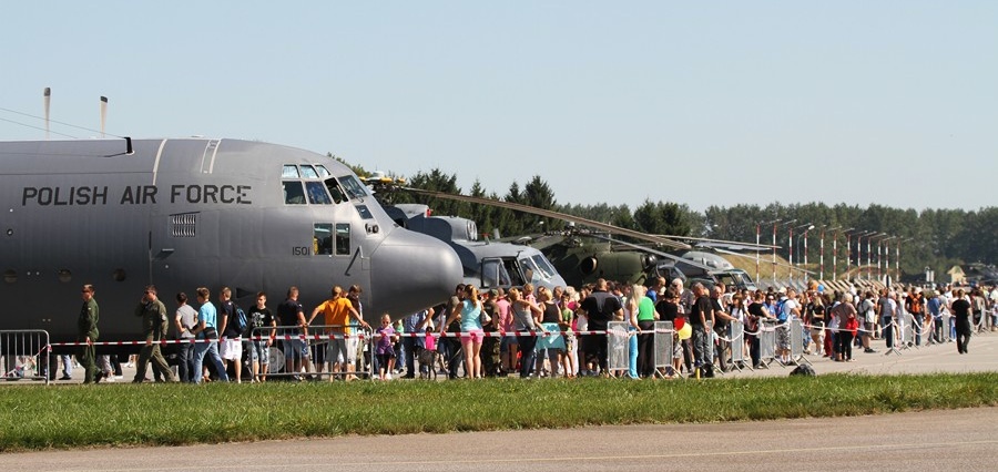 Podniebne akrobacje na Open Air Day 2013 - zobacz zdjęcia z wydarzenia