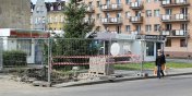 Mimo zakazu, mieszkacy przechodz w tym miejscu nie zwaajc na zagroenie
