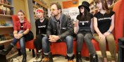 Czyta, gdy w uszach dudni rock? Dlaczego nie!