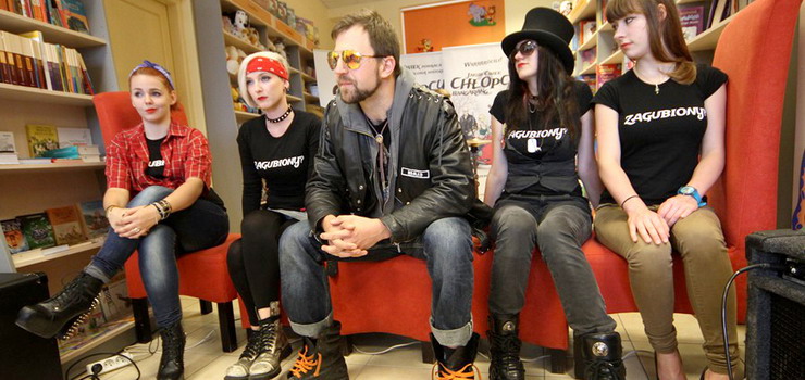 Czytać, gdy w uszach dudni rock? Dlaczego nie!