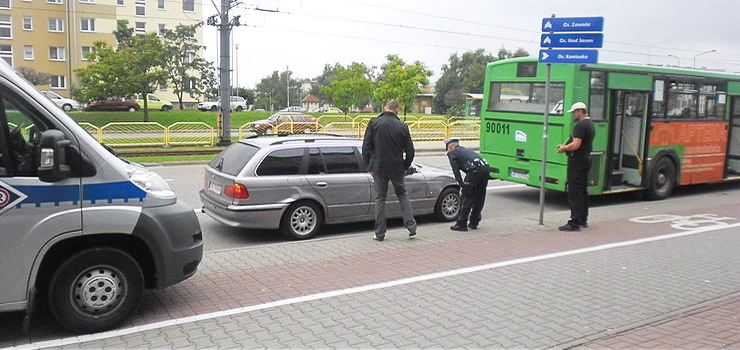 Autobus wczajc si do ruchu uszkodzi bok BMW