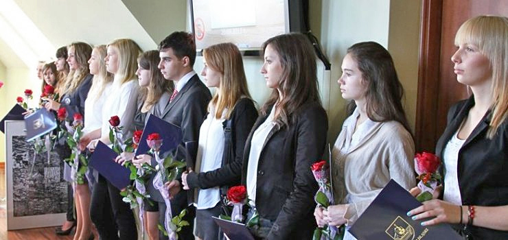 Stypendia dla uczniów i remonty dróg. O tym decydowali radni na sesji Rady Powiatu