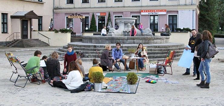 Kto i po co siedział wczoraj na Placu Słowiańskim? - zobacz zdjęcia