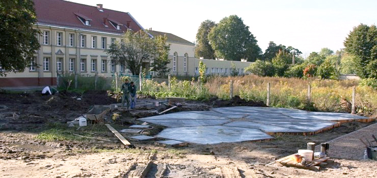Bulodrom i posadzki do gier chodnikowych już są. Praca na kreatywnym podwórku wre
