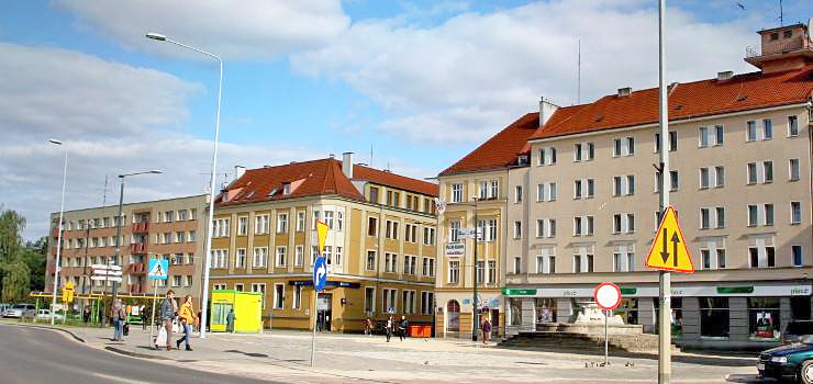 Fontanna i ławki na Placu Słowiańskim wabikiem na turystów i mieszkańców?