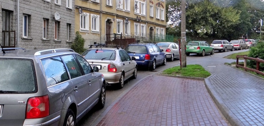Autobusy i tramwaje vs. samochody. Co usprawnia komunikacj w miecie?