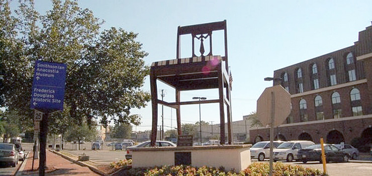 Wielkie krzesło stanie na drodze do Elbląga. To będzie nasz nowy symbol?